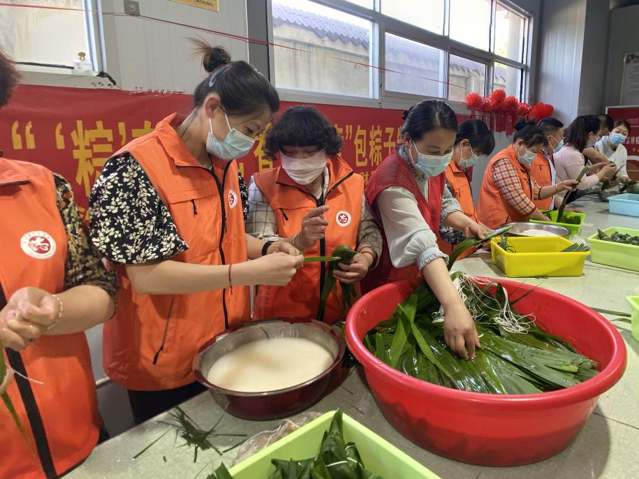 青口供電所黨支部聯(lián)合生產(chǎn)生活服務(wù)中心分會(huì)、黃沙坨社區(qū)，共同舉辦“悠悠艾草香 濃濃端午情”系列活動(dòng)。.png
